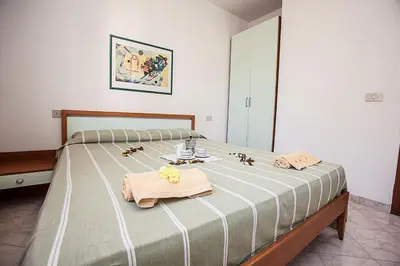 Letto o letti in una camera di Seaside serenity flat with outdoor pool