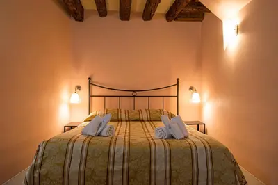 Letto o letti in una camera di Lovely flat with canal view near Rialto Bridge