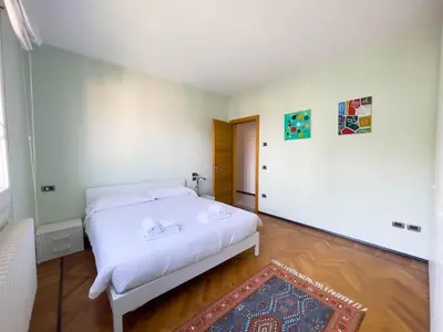 Letto o letti in una camera di Spazioso Apt vicino Stazione - Posto Auto