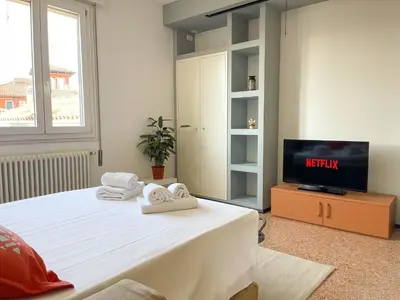TV o dispositivi per l'intrattenimento presso Spazioso Apt vicino Stazione - Posto Auto