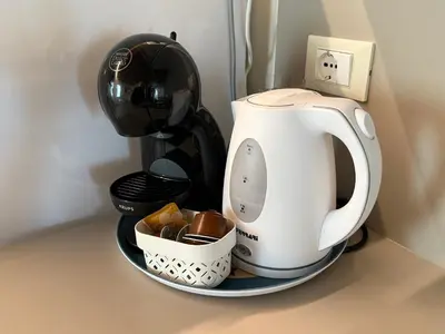 Set per la preparazione di tè e caffè presso Iris House