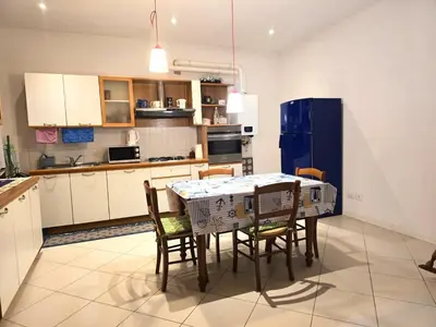 Cucina o angolo cottura di Rose House with private Garden