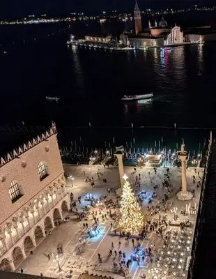 Vista generica su Venezia o vista sulla città dall'interno dell'appartamento
