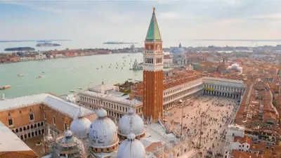 Vista generica su Venezia o vista sulla città dall'interno dell'affittacamere