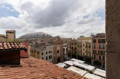 Vista generica sulle montagne o vista sulle montagne dall'interno dell'appartamento