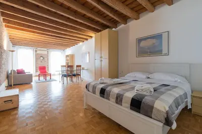 Letto o letti in una camera di enJoy Home - Appartamento Orologio, Piazza dei Signori