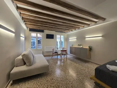 Area soggiorno di Cozy Studio with Canal View