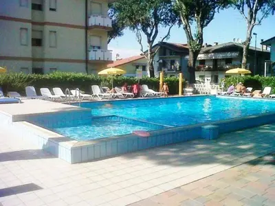 Piscina di DB Residence con Piscina - Carraro Immobiliare - Family Apartments o nelle vicinanze