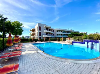 Piscina di Residence Aurora Park - Carraro Immobiliare - Family Apartments o nelle vicinanze