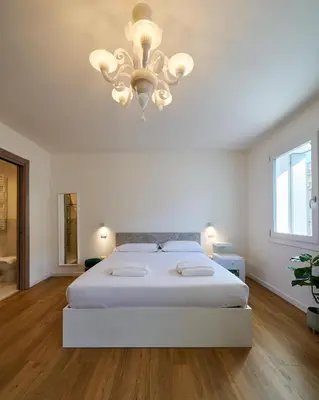 Letto o letti in una camera di Business e Tourism Superior Rooms con bagno privato MASCHERETTA Venezia Dolo