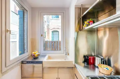 Cucina o angolo cottura di Appartamento di lusso con terrazza sull'acqua