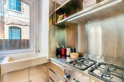 Cucina o angolo cottura di Appartamento di lusso con terrazza sull'acqua