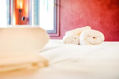Letto o letti in una camera di Appartamento di lusso con terrazza sull'acqua