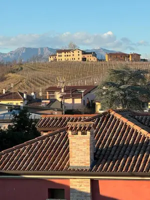 Vista generica sulle montagne o vista sulle montagne dall'interno dell'appartamento