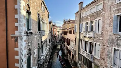 Vista generica su Venezia o vista sulla città dall'interno dell'appartamento