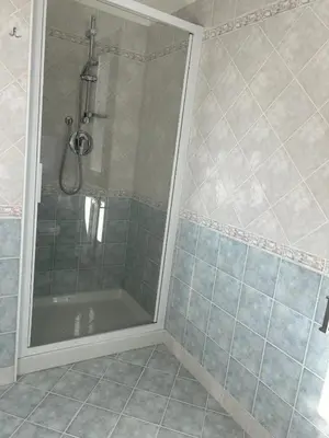 Bagno di Villa bifamiliare per famiglie con giardino.