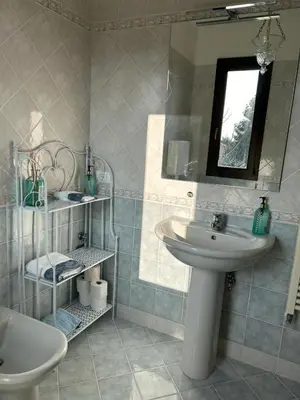 Bagno di Villa bifamiliare per famiglie con giardino.