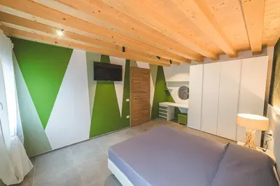 TV o dispositivi per l'intrattenimento presso BATTISTI HOSPITALITY - motocicletta