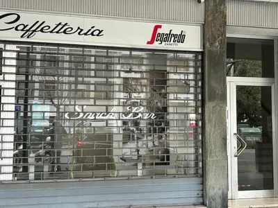 Certificato, attestato, insegna o altro documento esposto da Venice Night B13
