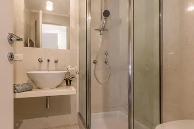 Bagno di Three Floors Home