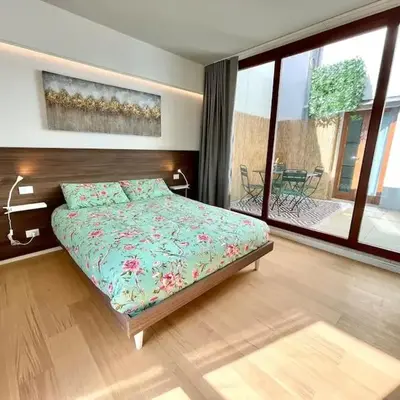 Locatelli Apartments - Patio living 