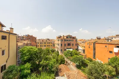 Vista generica su Venezia o vista sulla città dall'interno dell'appartamento