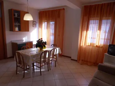 Area soggiorno di Bright flat in a colourful building-Beahost