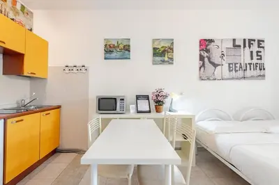 Cucina o angolo cottura di Beachfront Studio Free Parking-Pool 50m from Sea