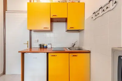 Cucina o angolo cottura di Beachfront Studio Free Parking-Pool 50m from Sea