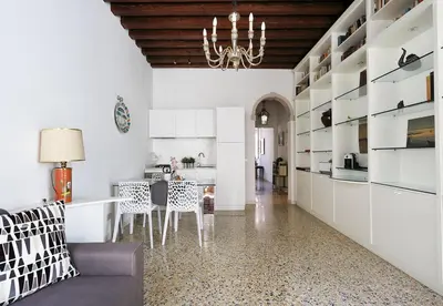 Cucina o angolo cottura di GuestHost - Casa del Mandolino - Cozy Apt near the Station!