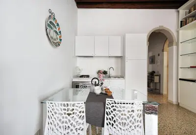 Cucina o angolo cottura di GuestHost - Casa del Mandolino - Cozy Apt near the Station!