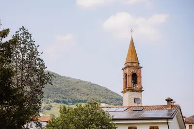 Vista generica sulle montagne o vista sulle montagne dall'interno dell'agriturismo