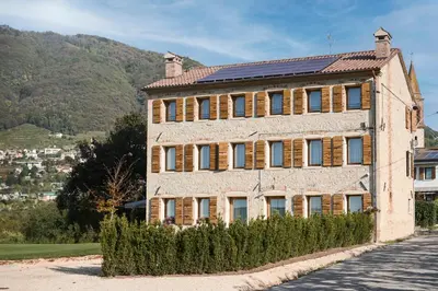 Vista generica sulle montagne o vista sulle montagne dall'interno dell'agriturismo