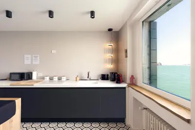 Cucina o angolo cottura di 3 Windows on St Mark - Canal View Apartment