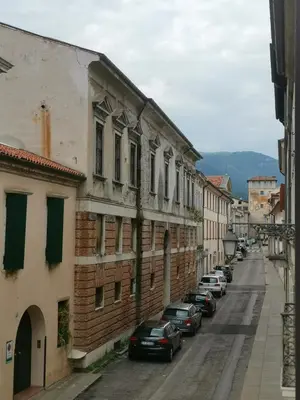 Vista generica sulle montagne o vista sulle montagne dall'interno dell'appartamento