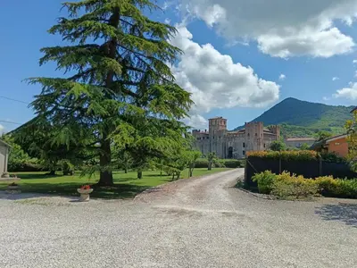 Vista generica sulle montagne o vista sulle montagne dall'interno dell'appartamento