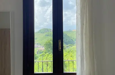 Vista generica sulle montagne o vista sulle montagne dall'interno della stanza in casa privata