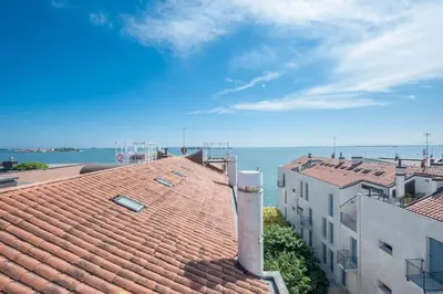 Vista generica sul mare o vista sul mare dall'interno dell'appartamento