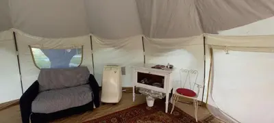 Area soggiorno di terrebio Glamping