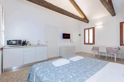 Letto o letti in una camera di Accogliente Monolocale Veneziano2 Aria Condizionata, vicino a campus e stazione