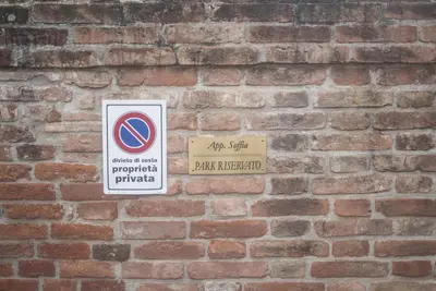 Certificato, attestato, insegna o altro documento esposto da Appartamento in contesto storico