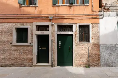 Facciata o entrata di Casa Tiziano2