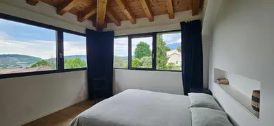 Vista generica sulle montagne o vista sulle montagne dall'interno della casa vacanze