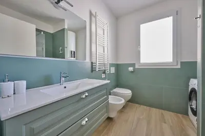 Bagno di East Side Apartments
