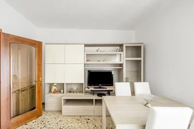 TV o dispositivi per l'intrattenimento presso Cozy Apartment near Venice with Balcony!