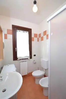 Bagno di Two-Bedroom Apartment Rosolina Mare near Sea 5