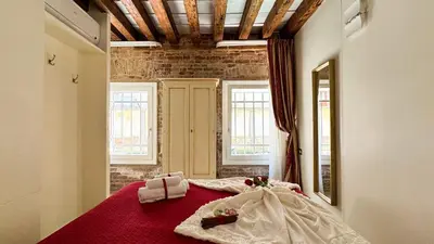 Letto o letti in una camera di Graceful Venice Barnaba Suite by Ca-Sa Check