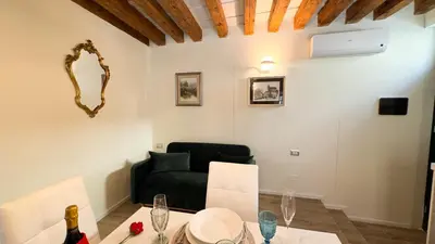 Area soggiorno di Graceful Venice Barnaba Suite by Ca-Sa Check