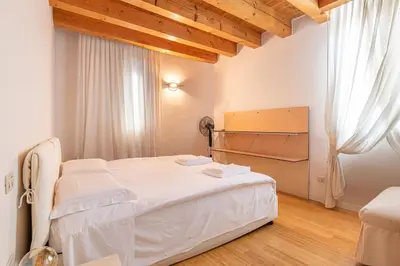 Letto o letti in una camera di MAISON MARIA city center Public Parking Available