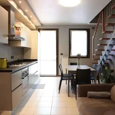 15 min dal centro - Moderno appartamento travato con parcheggio gratuito